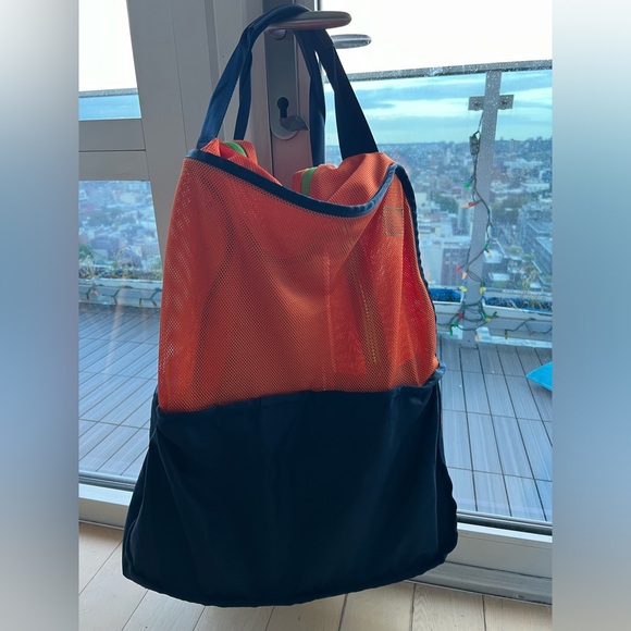 Fun transforming gym bag/ weekend bag/ duffle bag with inside removable poches - Picture 6 of 14